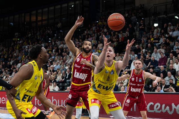 GER, Basketball, easy Credit- BBL, EWE Baskets Oldenburg vs Fitness First Würzburg Baskets 22.03.2026, EWE Arena, Oldenburg, GER, easy Credit-BBL, EWE Baskets Oldenburg vs Fitness First Würzburg Baskets, im Bild Seth HINRICHS ( EWE Baskets Oldenburg 21 ) David MUENKAT ( FIT One WuÌˆrzburg Baskets 55 ) Lukas HERZOG ( FIT One WuÌˆrzburg Baskets 1 )
