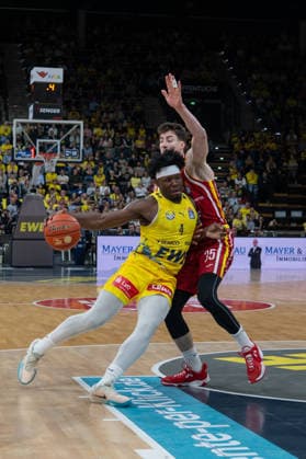 GER, Basketball, easy Credit- BBL, EWE Baskets Oldenburg vs Fitness First Würzburg Baskets 22.03.2026, EWE Arena, Oldenburg, GER, easy Credit-BBL, EWE Baskets Oldenburg vs Fitness First Würzburg Baskets, im Bild Brain FOBBS ( EWE Baskets Oldenburg 4 ) Alen PJANIC ( FIT One WuÌˆrzburg Baskets 35 )