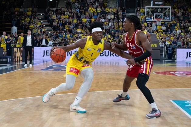 GER, Basketball, easy Credit- BBL, EWE Baskets Oldenburg vs Fitness First Würzburg Baskets 22.03.2026, EWE Arena, Oldenburg, GER, easy Credit-BBL, EWE Baskets Oldenburg vs Fitness First Würzburg Baskets, im Bild Brain FOBBS ( EWE Baskets Oldenburg 4 ) Marcus CARR ( FIT One WuÌˆrzburg Baskets 5 )