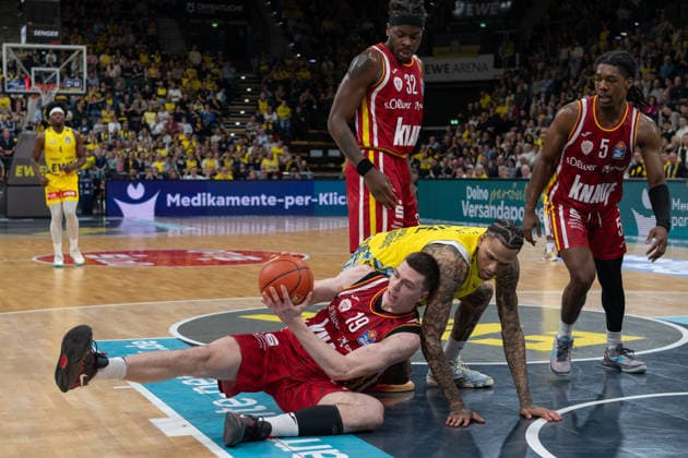 GER, Basketball, easy Credit- BBL, EWE Baskets Oldenburg vs Fitness First Würzburg Baskets 22.03.2026, EWE Arena, Oldenburg, GER, easy Credit-BBL, EWE Baskets Oldenburg vs Fitness First Würzburg Baskets, im Bild Christian SKLADANOWSKI ( FIT One WuÌˆrzburg Baskets 19 ) Michale KYSER ( EWE Baskets Oldenburg 12 ) Charles THOMPSON ( FIT One WuÌˆrzburg Baskets 32 ) Marcus CARR ( FIT One WuÌˆrzburg Baskets 5 )