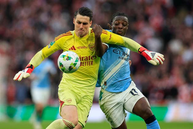 Sport Bilder des Tages Arsenal v Manchester City, EFL Cup, Cup Final Kepa Arrizabalaga (13) of Arsenal. And Jeremy Doku (11) of Manchester City challenge for the ball during the EFL Cup match between Arsenal and Manchester City at Wembley Stadium, London, UK on 22 March 2026. London Wembley Stadium Greater London UK Editorial use only DataCo restrictions apply See www.football-dataco.com , Copyright: xConorxMolloyx PSI-23936-0053