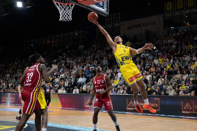 GER, Basketball, easy Credit- BBL, EWE Baskets Oldenburg vs Fitness First Würzburg Baskets 22.03.2026, EWE Arena, Oldenburg, GER, easy Credit-BBL, EWE Baskets Oldenburg vs Fitness First Würzburg Baskets, im Bild Nicholas TISCHLER ( EWE Baskets Oldenburg 11 ) Charles THOMPSON ( FIT One WuÌˆrzburg Baskets 32 ) Johnathan STOVE ( FIT One WuÌˆrzburg Baskets 22 )
