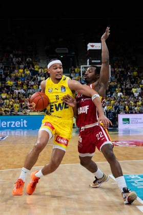 GER, Basketball, easy Credit- BBL, EWE Baskets Oldenburg vs Fitness First Würzburg Baskets 22.03.2026, EWE Arena, Oldenburg, GER, easy Credit-BBL, EWE Baskets Oldenburg vs Fitness First Würzburg Baskets, im Bild Nicholas TISCHLER ( EWE Baskets Oldenburg 11 ) Johnathan STOVE ( FIT One WuÌˆrzburg Baskets 22 )