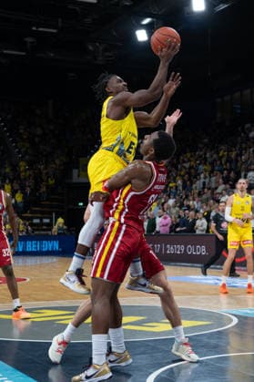 GER, Basketball, easy Credit- BBL, EWE Baskets Oldenburg vs Fitness First Würzburg Baskets 22.03.2026, EWE Arena, Oldenburg, GER, easy Credit-BBL, EWE Baskets Oldenburg vs Fitness First Würzburg Baskets, im Bild Chris CLEMONS ( EWE Baskets Oldenburg 3 ) Johnathan STOVE ( FIT One WuÌˆrzburg Baskets 22 )