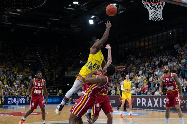GER, Basketball, easy Credit- BBL, EWE Baskets Oldenburg vs Fitness First Würzburg Baskets 22.03.2026, EWE Arena, Oldenburg, GER, easy Credit-BBL, EWE Baskets Oldenburg vs Fitness First Würzburg Baskets, im Bild Chris CLEMONS ( EWE Baskets Oldenburg 3 ) Johnathan STOVE ( FIT One WuÌˆrzburg Baskets 22 )