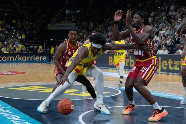GER, Basketball, easy Credit- BBL, EWE Baskets Oldenburg vs Fitness First Würzburg Baskets 22.03.2026, EWE Arena, Oldenburg, GER, easy Credit-BBL, EWE Baskets Oldenburg vs Fitness First Würzburg Baskets, im Bild Brain FOBBS ( EWE Baskets Oldenburg 4 ) Marcus CARR ( FIT One WuÌˆrzburg Baskets 5 ) Charles THOMPSON ( FIT One WuÌˆrzburg Baskets 32 )