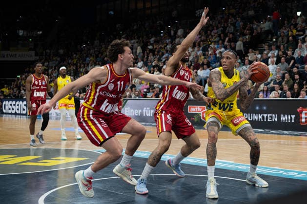 GER, Basketball, easy Credit- BBL, EWE Baskets Oldenburg vs Fitness First Würzburg Baskets 22.03.2026, EWE Arena, Oldenburg, GER, easy Credit-BBL, EWE Baskets Oldenburg vs Fitness First Würzburg Baskets, im Bild Michale KYSER ( EWE Baskets Oldenburg 12 ) Brae IVEY ( FIT One WuÌˆrzburg Baskets 11 ) David MUENKAT ( FIT One WuÌˆrzburg Baskets 55 )