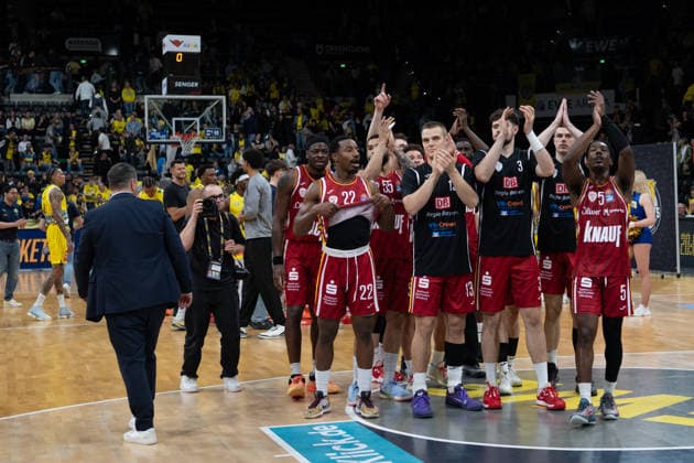 GER, Basketball, easy Credit- BBL, EWE Baskets Oldenburg vs Fitness First Würzburg Baskets 22.03.2026, EWE Arena, Oldenburg, GER, easy Credit-BBL, EWE Baskets Oldenburg vs Fitness First Würzburg Baskets, im Bild Die Sieger Johnathan STOVE ( FIT One WuÌˆrzburg Baskets 22 ) Marko PETRIC ( FIT One WuÌˆrzburg Baskets 13 ) Leo SAFFER ( FIT One WuÌˆrzburg Baskets 3 ) Marcus CARR ( FIT One WuÌˆrzburg Baskets 5 ) Charles THOMPSON ( FIT One WuÌˆrzburg Baskets 32 ) David MUENKAT ( FIT One WuÌˆrzburg Baskets 55 ) Christian SKLADANOWSKI ( FIT One WuÌˆrzburg Baskets 19 )