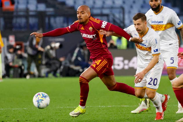 March 22, 2026, Rome, ITALY: (L-R) AS Roma s Donyell Malen, Lecce™s Ylber Ramadani during the Italian Serie A soccer match between AS Roma and US Lecce at the Olimpico stadium in Rome, Italy 22 March 2026. ANSA FABIO FRUSTACI. Serie A: Roma Vs Lecce  - ZUMAa110 20260322_zaf_a110_099 Copyright: xFabioxFrustacix