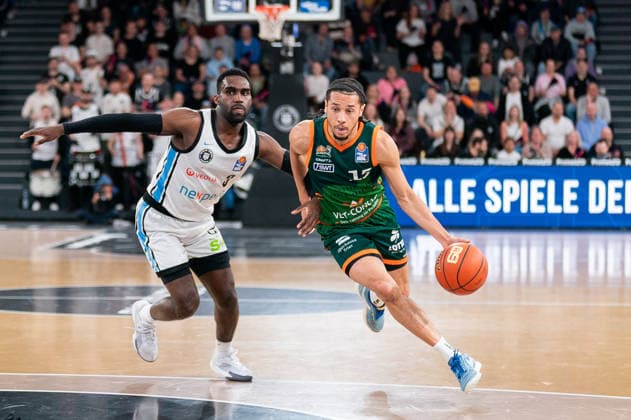 Jordan Roland (Gladiators Trier, 15) im Dribbling gegen Osaro Rich (Veolia Towers Hamburg, 03), GER, Veolia Towers Hamburg vs VET-CONCEPT Gladiators Trier, Basketball, Bundesliga, Spieltag 15, Saison 2025 2026, 22.03.2026 GER, Veolia Towers Hamburg vs VET-CONCEPT Gladiators Trier, Basketball, Bundesliga, Spieltag 15, Saison 2025 2026, 22.03.2026 Hamburg Copyright: xEibner-Pressefoto MaxxVincenx EP_MVN