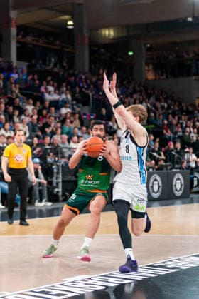Behnam Yakhchali Dehkordi (Gladiators Trier, 08) im Dribbling gegen Jared Grey (Veolia Towers Hamburg, 08), GER, Veolia Towers Hamburg vs VET-CONCEPT Gladiators Trier, Basketball, Bundesliga, Spieltag 15, Saison 2025 2026, 22.03.2026 GER, Veolia Towers Hamburg vs VET-CONCEPT Gladiators Trier, Basketball, Bundesliga, Spieltag 15, Saison 2025 2026, 22.03.2026 Hamburg Copyright: xEibner-Pressefoto MaxxVincenx EP_MVN