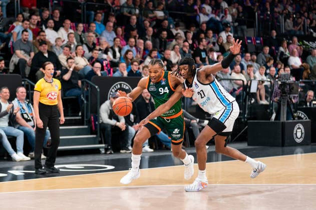 George King (Gladiators Trier, 94) im Dribbling gegen Karl Gamble (Veolia Towers Hamburg, 27), GER, Veolia Towers Hamburg vs VET-CONCEPT Gladiators Trier, Basketball, Bundesliga, Spieltag 15, Saison 2025 2026, 22.03.2026 GER, Veolia Towers Hamburg vs VET-CONCEPT Gladiators Trier, Basketball, Bundesliga, Spieltag 15, Saison 2025 2026, 22.03.2026 Hamburg Copyright: xEibner-Pressefoto MaxxVincenx EP_MVN