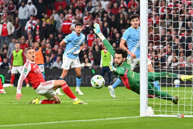 Arsenal v Manchester City, EFL Cup, Cup Final Leandro Trossard (19) of Arsenal shoots at goal and misses the target during the EFL Cup match between Arsenal and Manchester City at Wembley Stadium, London, UK on 22 March 2026. London Wembley Stadium Greater London UK Editorial use only DataCo restrictions apply See www.football-dataco.com , Copyright: xGrahamxHuntx PSI-23937-0101