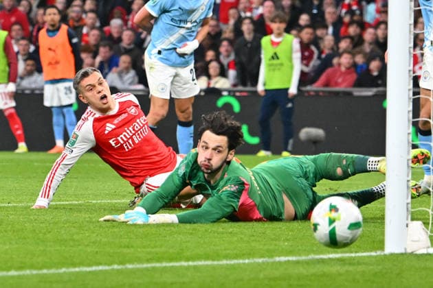 Arsenal v Manchester City, EFL Cup, Cup Final Leandro Trossard (19) of Arsenal shoots at goal and misses the target during the EFL Cup match between Arsenal and Manchester City at Wembley Stadium, London, UK on 22 March 2026. London Wembley Stadium Greater London UK Editorial use only DataCo restrictions apply See www.football-dataco.com , Copyright: xGrahamxHuntx PSI-23937-0100