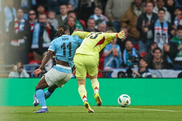 Arsenal v Manchester City - Carabao Cup Final Arsenal goalkeeper Kepa Arrizabalaga competes for the ball with Jeremy Doku of Manchester City during the Carabao Cup Final match between Arsenal and Manchester City at Emirates Stadium in London, United Kingdom, on March 22, 2026. London United Kingdom  Copyright: xNewsxImagesx originalFilename:cosgrove-carabaoc260322_npRFi.jpg