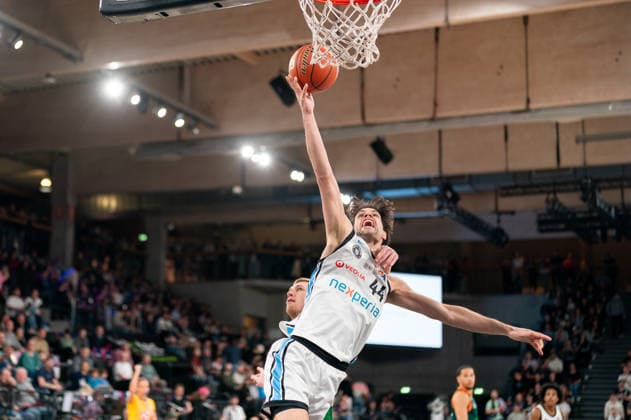 Unsportliches Foul von Marten Linssen (Gladiators Trier, 12) an Benedikt Turudic (Veolia Towers Hamburg, 44), GER, Veolia Towers Hamburg vs VET-CONCEPT Gladiators Trier, Basketball, Bundesliga, Spieltag 15, Saison 2025 2026, 22.03.2026 GER, Veolia Towers Hamburg vs VET-CONCEPT Gladiators Trier, Basketball, Bundesliga, Spieltag 15, Saison 2025 2026, 22.03.2026 Hamburg Copyright: xEibner-Pressefoto MaxxVincenx EP_MVN