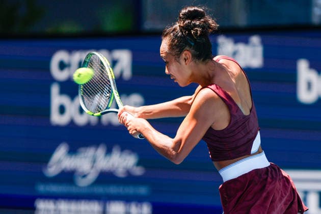 MIAMI GARDENS, FL - MARCH 22: Leylah Fernandez (CAN) in action during her women™s third round singles match against Jessica Pegula (USA) at the Miami Open on March 22, 2026, at Hard Rock Stadium in Miami Gardens, Florida,(Photo by Chris Arjoon Icon Sportswire) TENNIS: MAR 22 Miami Open EDITORIAL USE ONLY Icon2603220010006