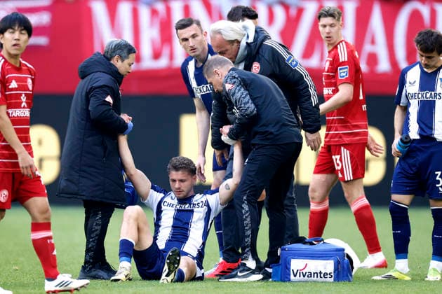 DARDAI Marton Team Hertha BSC verletzt 2. Fussball Bundesliga Saison 2025-2026 Spiel Fortuna Duesseldorf - Hertha BSC 2 : 5 am 22.03. 2026 in Duesseldorf DFL REGULATIONS PROHIBIT ANY USE OF PHOTOGRAPHS as IMAGE SEQUENCES and or QUASI-VIDEO