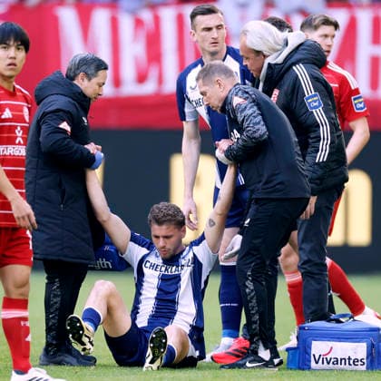 DARDAI Marton Team Hertha BSC verletzt 2. Fussball Bundesliga Saison 2025-2026 Spiel Fortuna Duesseldorf - Hertha BSC 2 : 5 am 22.03. 2026 in Duesseldorf DFL REGULATIONS PROHIBIT ANY USE OF PHOTOGRAPHS as IMAGE SEQUENCES and or QUASI-VIDEO
