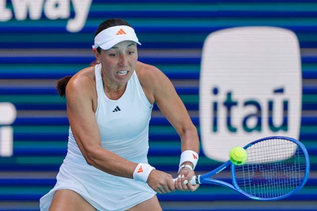 MIAMI GARDENS, FL - MARCH 22: Jessica Pegula (USA) in action during her women™s third round singles match against Leylah Fernandez (CAN) at the Miami Open on March 22, 2026, at Hard Rock Stadium in Miami Gardens, Florida,(Photo by Chris Arjoon Icon Sportswire) TENNIS: MAR 22 Miami Open EDITORIAL USE ONLY Icon2603220010019
