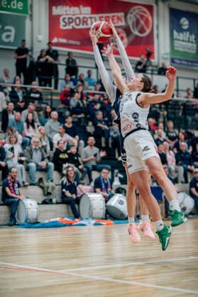 BB-1BL Damen Syntainics MBC Lions - TK Hannover Luchse Lovisa Hjern (TK Hannover Luchse) waehrend der Saison 2025-2026 in der DBBL Toyota Bundesliga Syntainics MBC Lions und TK Hannover Luchse in der SWH Arena am 22. March 2026 in Halle Saale, Sachsen Anhalt, Deutschland