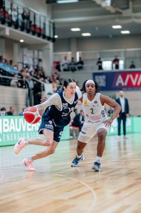 BB-1BL Damen Syntainics MBC Lions - TK Hannover Luchse Katelyn Shumate (GISA Lions MBC) im Duell mit Lashae Dwyer (TK Hannover Luchse) waehrend der Saison 2025-2026 in der DBBL Toyota Bundesliga Syntainics MBC Lions und TK Hannover Luchse in der SWH Arena am 22. March 2026 in Halle Saale, Sachsen Anhalt, Deutschland