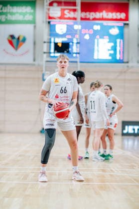 BB-1BL Damen Syntainics MBC Lions - TK Hannover Luchse Leonie Kambach (TK Hannover Luchse) waehrend der Saison 2025-2026 in der DBBL Toyota Bundesliga Syntainics MBC Lions und TK Hannover Luchse in der SWH Arena am 22. March 2026 in Halle Saale, Sachsen Anhalt, Deutschland
