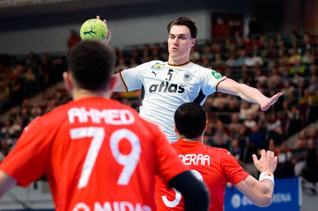 Bremen: Handball Länderspiel - Deutschland - Ägypten Miro Schluroff (Deutschland) Bremen ÖVB Arena Deutschland
