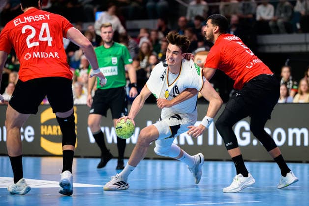 Bremen: Handball Länderspiel - Deutschland - Ägypten v. li. im Zweikampf Julian Köster Koester (Deutschland) und Yehia Khaled (Aegypten) Bremen ÖVB Arena Deutschland
