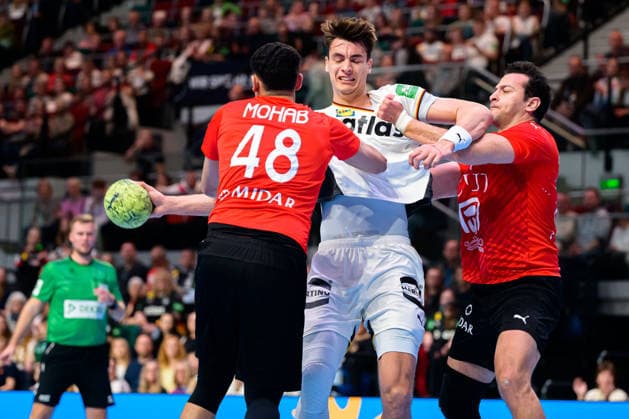 Bremen: Handball Länderspiel - Deutschland - Ägypten v. li. im Zweikampf Mohab Saied (Aegypten), Julian Köster Koester (Deutschland) Bremen ÖVB Arena Deutschland