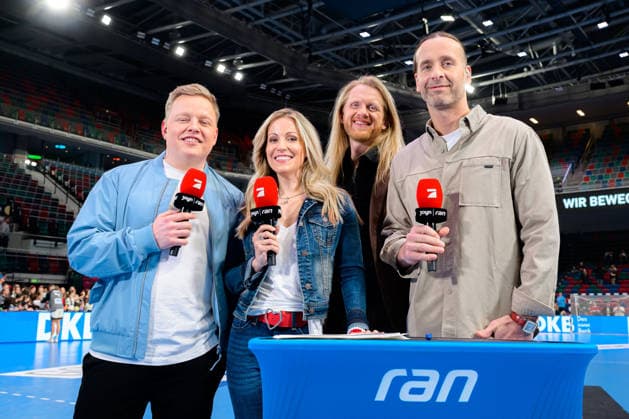 Bremen: Handball Länderspiel - Deutschland - Ägypten v.li. Moderator Florian Schmidt-Sommerfeld (Pro7), Moderatorin Andrea Kaiser (Pro7), Moderator Icke Dommisch, Experte Silvio Heinevetter (Pro7) Bremen ÖVB Arena Deutschland