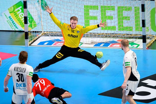 Sport Bilder des Tages Bremen: Handball Länderspiel - Deutschland - Ägypten Torhueter Lasse Ludwig (Deutschland),m Ahmed Nafea (Aegypten) Bremen ÖVB Arena Deutschland