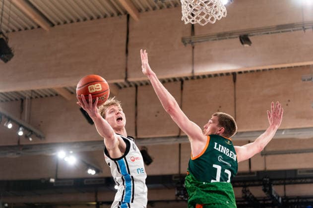 Jared Grey (Veolia Towers Hamburg, 08) beim Korbleger gegen Marten Linssen (Gladiators Trier, 12), GER, Veolia Towers Hamburg vs VET-CONCEPT Gladiators Trier, Basketball, Bundesliga, Spieltag 15, Saison 2025 2026, 22.03.2026 GER, Veolia Towers Hamburg vs VET-CONCEPT Gladiators Trier, Basketball, Bundesliga, Spieltag 15, Saison 2025 2026, 22.03.2026 Hamburg Copyright: xEibner-Pressefoto MaxxVincenx EP_MVN
