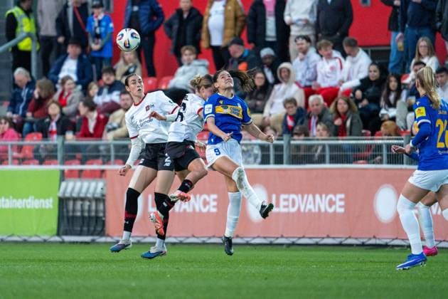 Selina Ostermeier (Bayer 04 Leverkusen, 01), Sofia Zdebel (Bayer 04 Leverkusen, 16) im Kopfballduell Bayer 04 Leverkusen vs. FC Carl Zeiss Jena, Fussball, Google Pixel Frauen-Bundesliga, 21.Spieltag, Saison 2025 26, 22.03.2026, Bayer 04 Leverkusen vs. FC Carl Zeiss Jena, Fussball, Google Pixel Frauen-Bundesliga, 21.Spieltag, Saison 2025 26, 22.03.2026 Leverkusen Copyright: xEibner-Pressefoto LukasxBaldygax EP_LBA