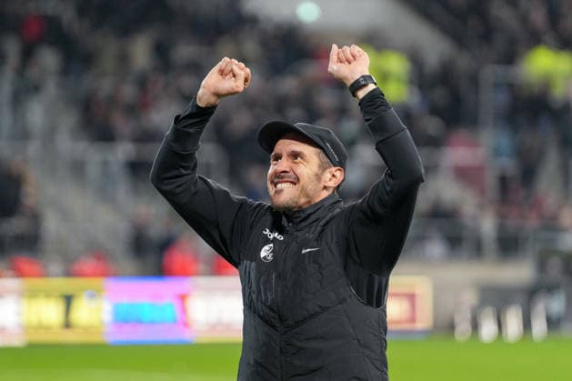 Sport Bilder des Tages Julian Schuster (SC Freiburg, Trainer) Die Mannschaft bedankt sich bei den Fans und Ultras nach dem Spiel, Jubel, Emotionen , Deutschland, Fussball, 1. Bundesliga, 27.Spieltag, 2025 2026, FC St. Pauli vs. SC Freiburg, 22.03.2026, Millerntor-Stadion, Hamburg, Deutschland DFL REGULATIONS PROHIBIT ANY USE OF PHOTOGRAPHS AS IMAGE SEQUENCES AND OR QUASI-VIDEO. Hamburg Millerntor-Stadion Hamburg Deutschland *** Julian Schuster SC Freiburg, Coach The team thanks the fans and Ultras after the match, Cheers, Emotions , Germany, Football, 1 Bundesliga, Matchday 27, 2025 2026, FC St Pauli vs SC Freiburg, 22 03 2026, Millerntor Stadion, Hamburg, Germany DFL REGULATIONS PROHIBIT ANY USE OF PHOTOGRAPHS AS IMAGE SEQUENCES AND OR QUASI VIDEO Hamburg Millerntor Stadion Hamburg Germany Copyright: xArnexAmbergx