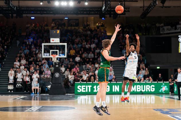 Ross Williams (Veolia Towers Hamburg, 34) beim Wurf, Marco Hollersbacher (Gladiators Trier, 09), GER, Veolia Towers Hamburg vs VET-CONCEPT Gladiators Trier, Basketball, Bundesliga, Spieltag 15, Saison 2025 2026, 22.03.2026 GER, Veolia Towers Hamburg vs VET-CONCEPT Gladiators Trier, Basketball, Bundesliga, Spieltag 15, Saison 2025 2026, 22.03.2026 Hamburg Copyright: xEibner-Pressefoto MaxxVincenx EP_MVN