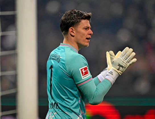 22.03.2026, Fussball 1. Bundesliga 2025 2026, 27.Spieltag, FC Augsburg - VfB Stuttgart, in der WWK-Arena Augsburg. Torwart Finn Dahmen (FC Augsburg) nachdenklich