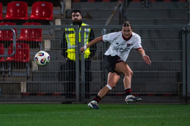 Julia Mickenhagen (Bayer 04 Leverkusen, 18) flankt Bayer 04 Leverkusen vs. FC Carl Zeiss Jena, Fussball, Google Pixel Frauen-Bundesliga, 21.Spieltag, Saison 2025 26, 22.03.2026, Bayer 04 Leverkusen vs. FC Carl Zeiss Jena, Fussball, Google Pixel Frauen-Bundesliga, 21.Spieltag, Saison 2025 26, 22.03.2026 Leverkusen Copyright: xEibner-Pressefoto LukasxBaldygax EP_LBA