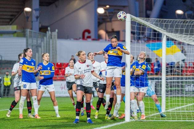 Pfosten nach einer Ecke, Cornelia Kramer (Bayer 04 Leverkusen, 07) schaut zu und Nelly Juckel (FC Carl Zeiss Jena, 31) Sprungwurfingt drunter her Bayer 04 Leverkusen vs. FC Carl Zeiss Jena, Fussball, Google Pixel Frauen-Bundesliga, 21.Spieltag, Saison 2025 26, 22.03.2026, Bayer 04 Leverkusen vs. FC Carl Zeiss Jena, Fussball, Google Pixel Frauen-Bundesliga, 21.Spieltag, Saison 2025 26, 22.03.2026 Leverkusen Copyright: xEibner-Pressefoto LukasxBaldygax EP_LBA