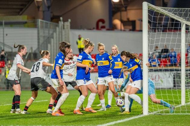 Ecke, getummel vor dem Tor, Jasmin Janning (FC Carl Zeiss Jena, 01) greift zu Bayer 04 Leverkusen vs. FC Carl Zeiss Jena, Fussball, Google Pixel Frauen-Bundesliga, 21.Spieltag, Saison 2025 26, 22.03.2026, Bayer 04 Leverkusen vs. FC Carl Zeiss Jena, Fussball, Google Pixel Frauen-Bundesliga, 21.Spieltag, Saison 2025 26, 22.03.2026 Leverkusen Copyright: xEibner-Pressefoto LukasxBaldygax EP_LBA
