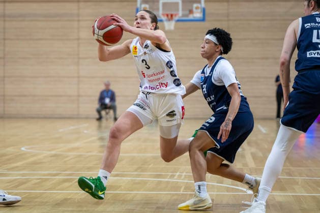 Toyota DBBL 2025 2026 - Syntainics MBC vs.TK Hannover Luchse Halle Saale, Deutschland 22.Maerz 2026: Im Bild:v.li.Lovisa Hjern (Hannover) und Liz Smith (Halle) Halle Saale swh.Arena Sachsen-Anhalt Deutschland