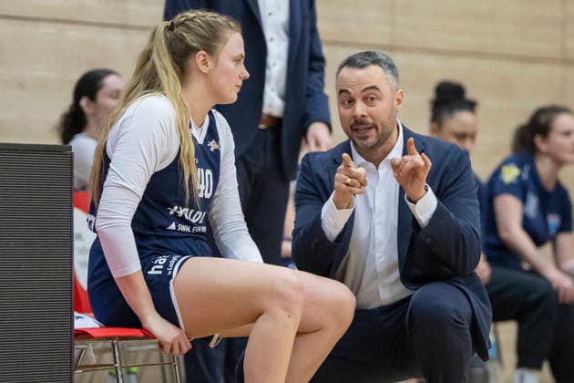 Toyota DBBL 2025 2026 - Syntainics MBC vs.TK Hannover Luchse Halle Saale, Deutschland 22.Maerz 2026: Im Bild:v.li.Sydney Erikstrup (Halle) und Trainer Timur Topal (Halle) Gestik, Geste, gestikuliert, Halle Saale swh.Arena Sachsen-Anhalt Deutschland