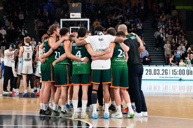 Trier enttaeuscht Enttaeuschung nach Niederlage, Mannschaft im Kreis, Marco Hollersbacher (Gladiators Trier, 09), Evans Rapieque (Gladiators Trier, 21), Clay Guillozet (Gladiators Trier, 04), JJ Mann (Gladiators Trier, 24), GER, Veolia Towers Hamburg vs VET-CONCEPT Gladiators Trier, Basketball, Bundesliga, Spieltag 15, Saison 2025 2026, 22.03.2026 GER, Veolia Towers Hamburg vs VET-CONCEPT Gladiators Trier, Basketball, Bundesliga, Spieltag 15, Saison 2025 2026, 22.03.2026 Hamburg Copyright: xEibner-Pressefoto MaxxVincenx EP_MVN