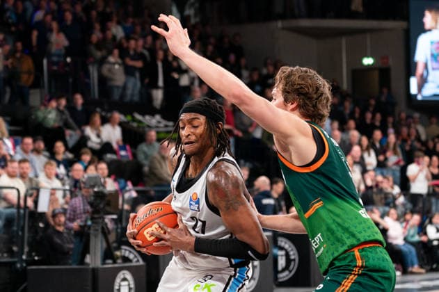 Karl Gamble (Veolia Towers Hamburg, 27) im Zweikampf mit Marco Hollersbacher (Gladiators Trier, 09), GER, Veolia Towers Hamburg vs VET-CONCEPT Gladiators Trier, Basketball, Bundesliga, Spieltag 15, Saison 2025 2026, 22.03.2026 GER, Veolia Towers Hamburg vs VET-CONCEPT Gladiators Trier, Basketball, Bundesliga, Spieltag 15, Saison 2025 2026, 22.03.2026 Hamburg Copyright: xEibner-Pressefoto MaxxVincenx EP_MVN