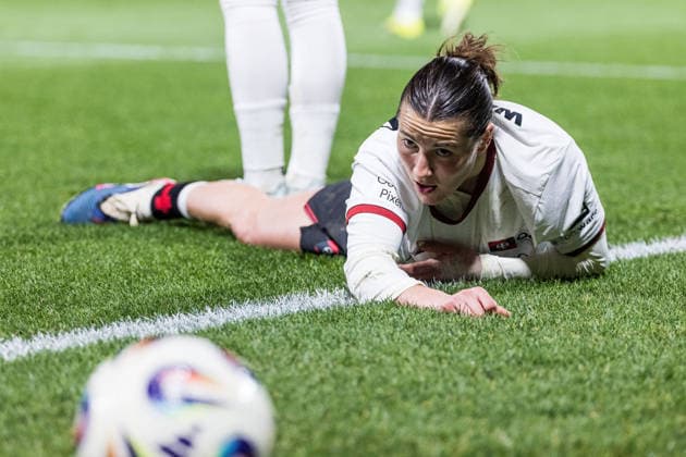 GOOGLE PIXEL Frauen-Bundesliga, Bayer 04 Leverkusen - FC Carl Zeiss Jena; 22.03.2026 Carlotta Wamser (Bayer 04 Leverkusen, 37) auf dem Boden nach Zweikampf GOOGLE PIXEL Frauen-Bundesliga, Bayer 04 Leverkusen - FC Carl Zeiss Jena, Leverkusen, Ulrich-Haberland-Stadion am 22.03.2026 DFB REGULATIONS PROHIBIT ANY USE OF PHOTOGRAPHS AS IMAGE SEQUENCES AND OR QUASI-VIDEO. Copyright: xBEAUTIFULxSPORTS Wunderlx