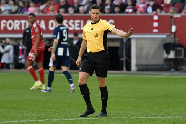 Schiedsrichter Eric Weisbach Gestik Geste gestikuliert 22.03.2026 ¢ Fussball ¢ Fortuna Duesseldorf vs Hertha BSC, Merkur Spiel-Arena, Duesseldorf, DFB DFL REGULATIONS PROHIBIT ANY USE OF PHOTOGRAPHS AS IMAGE SEQUENCES AND OR QUASI-VIDE