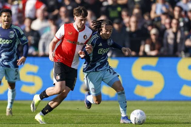 ROTTERDAM - (lr) Leo Sauer of Feyenoord, Kian Fitz-Jim of Ajax during the Dutch Eredivisie match between Feyenoord and AFC Ajax at Feyenoord stadium De Kuip on March 22, 2026 in Rotterdam, the Netherlands. MAURICE VAN STEEN ANP Eredivisie 2025-2026 xVIxANPxSportx xMauricexvanxSteenxIVx 554110400 originalFilename: 554110400.jpg
