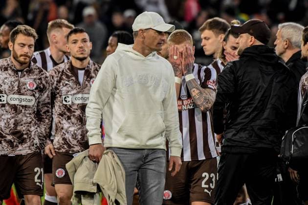 Enttäuschung Lars Ritzka Mathias Pereira Lage Trainer Alexander Blessin Louis Oppie ( Pauli ) ( Freiburg ) Deutschland , Hamburg , Millerntorstadion , Fussball , 1. Bundesliga , FC St Pauli - SC Freiburg *** Disappointment Lars Ritzka Mathias Pereira Situation Coach Alexander Blessin Louis Oppie Pauli Freiburg Germany , Hamburg , Millerntorstadion , Football , 1 Bundesliga , FC St Pauli SC Freiburg
