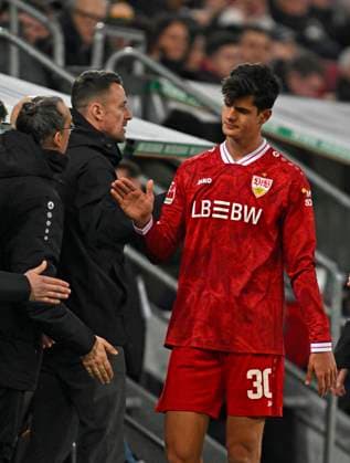 22.03.2026, Fussball 1. Bundesliga 2025 2026, 27.Spieltag, FC Augsburg - VfB Stuttgart, in der WWK-Arena Augsburg. Chema Andres (Stuttgart) geht aus dem Spiel.