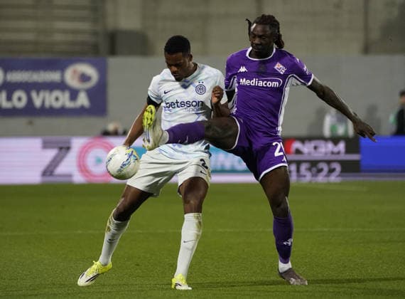 Fiorentina™s Moise Kean fight for the ball with Inter™s Denzel Dumfries during the Serie A soccer match between Fiorentina and Inter at the Artemio Franchi stadium in Florence, center of Italy - Sunday , March 22, 2026. - Soccer  Copyright: xMarcoxBucco LaxPressex